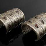 Paar Tekke Turkmenen Armbänder oder Manschetten "Bilezik", konisch verlaufend mit je 3 Ornamentfriesen und 12 Karneol Navettes, Metall partiell vergoldet, Altersspuren (TT52) - Foto 2