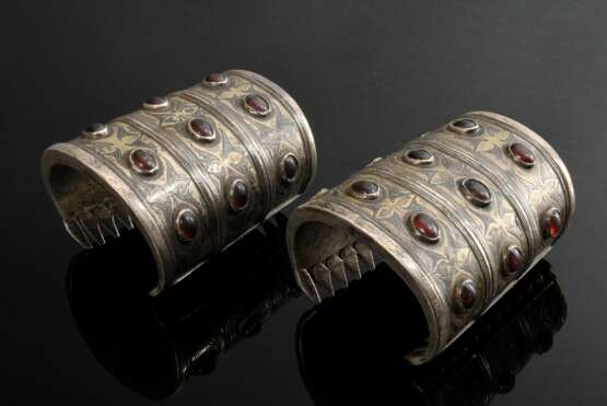 Paar Tekke Turkmenen Armbänder oder Manschetten "Bilezik", konisch verlaufend mit je 3 Ornamentfriesen und 12 Karneol Navettes, Metall partiell vergoldet, Altersspuren (TT52) - photo 2