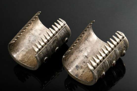 Paar Tekke Turkmenen Armbänder oder Manschetten "Bilezik", konisch verlaufend mit je 3 Ornamentfriesen und 12 Karneol Navettes, Metall partiell vergoldet, Altersspuren (TT52) - Foto 3