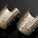 Paar Tekke Turkmenen Armbänder oder Manschetten "Bilezik", konisch verlaufend mit je 3 Ornamentfriesen und 12 Karneol Navettes, Metall partiell vergoldet, Altersspuren (TT52) - photo 3