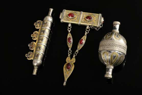 3 Diverse Teile Tekke Turkmenen Schmuck, bestehend aus: 1 Silberkugel mit Zapfen (L. 8,5cm), 1 zu öffnendem Amulettanhänger (H. 12cm) und 1 Anhänger "Bazbent" (L. 11cm), Silber partiell feuervergoldet und teilw… - Foto 1