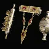3 Diverse Teile Tekke Turkmenen Schmuck, bestehend aus: 1 Silberkugel mit Zapfen (L. 8,5cm), 1 zu öffnendem Amulettanhänger (H. 12cm) und 1 Anhänger "Bazbent" (L. 11cm), Silber partiell feuervergoldet und teilw… - фото 1