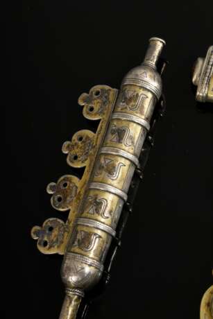 3 Diverse Teile Tekke Turkmenen Schmuck, bestehend aus: 1 Silberkugel mit Zapfen (L. 8,5cm), 1 zu öffnendem Amulettanhänger (H. 12cm) und 1 Anhänger "Bazbent" (L. 11cm), Silber partiell feuervergoldet und teilw… - photo 2