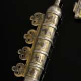 3 Diverse Teile Tekke Turkmenen Schmuck, bestehend aus: 1 Silberkugel mit Zapfen (L. 8,5cm), 1 zu öffnendem Amulettanhänger (H. 12cm) und 1 Anhänger "Bazbent" (L. 11cm), Silber partiell feuervergoldet und teilw… - фото 2