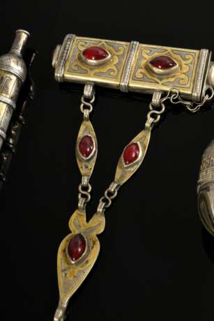 3 Diverse Teile Tekke Turkmenen Schmuck, bestehend aus: 1 Silberkugel mit Zapfen (L. 8,5cm), 1 zu öffnendem Amulettanhänger (H. 12cm) und 1 Anhänger "Bazbent" (L. 11cm), Silber partiell feuervergoldet und teilw… - фото 3