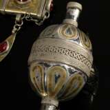 3 Diverse Teile Tekke Turkmenen Schmuck, bestehend aus: 1 Silberkugel mit Zapfen (L. 8,5cm), 1 zu öffnendem Amulettanhänger (H. 12cm) und 1 Anhänger "Bazbent" (L. 11cm), Silber partiell feuervergoldet und teilw… - Foto 4
