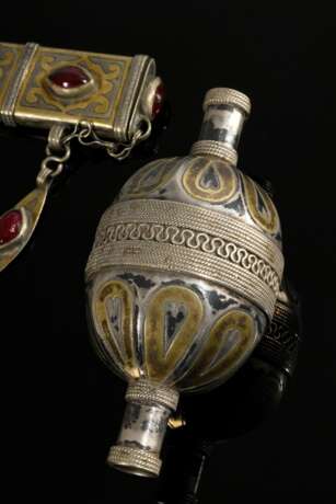 3 Diverse Teile Tekke Turkmenen Schmuck, bestehend aus: 1 Silberkugel mit Zapfen (L. 8,5cm), 1 zu öffnendem Amulettanhänger (H. 12cm) und 1 Anhänger "Bazbent" (L. 11cm), Silber partiell feuervergoldet und teilw… - photo 4