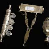 3 Diverse Teile Tekke Turkmenen Schmuck, bestehend aus: 1 Silberkugel mit Zapfen (L. 8,5cm), 1 zu öffnendem Amulettanhänger (H. 12cm) und 1 Anhänger "Bazbent" (L. 11cm), Silber partiell feuervergoldet und teilw… - Foto 5