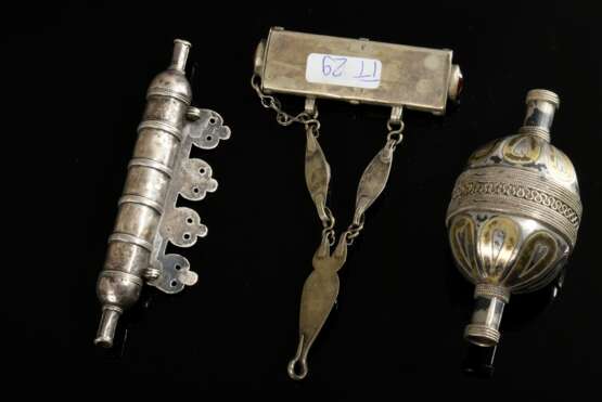 3 Diverse Teile Tekke Turkmenen Schmuck, bestehend aus: 1 Silberkugel mit Zapfen (L. 8,5cm), 1 zu öffnendem Amulettanhänger (H. 12cm) und 1 Anhänger "Bazbent" (L. 11cm), Silber partiell feuervergoldet und teilw… - фото 5