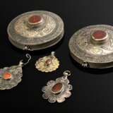 5 Diverse Teile Tekke Turkmenen Schmuck: 2 Amulettdosen "Bozbend" (Ø 7,3cm) und 3 Mantelanhänger (L. 3,4-4,6cm) aus feuervergoldetem Silber mit zentralen Karneolen und gelöteten Drahtschlingen, 155g, Altersspur… - фото 1