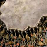 Kunstvoller Usbeken Brautschmuck "Bodom-Oy" aus erhabenen Silberblechplatten mit bunten Steinen, Koralle und Anhängern sowie bekrönenedem "Mir-i-Bota" Motiv, unterer Teil wohl stilisierter Widder- ode… - photo 4