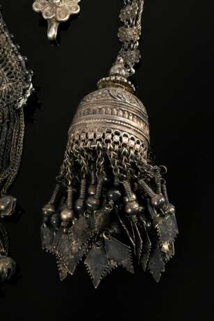 3 Diverse Teile afghanischer Schmuck: 1 Paar Schläfengehänge in Halbkugelform mit Rauten Anhängern (L. 33cm) und dreieckiger Amulettbehälter mit feinen Durchbrüchen und Glöckchenbesatz (L. 37cm), Altersspuren (AF79/89)… - photo 3