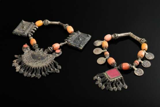 2 Diverse Teile afghanische Ketten: 1 mit 2 eckigen Amulettbehältern und halbrunder Platte sowie farbigen Perlen (L. 25cm) und 1 mit Münzen und verglastem Rauten Medaillon (L. 26cm), Altersspuren (AF61/62) - Foto 1