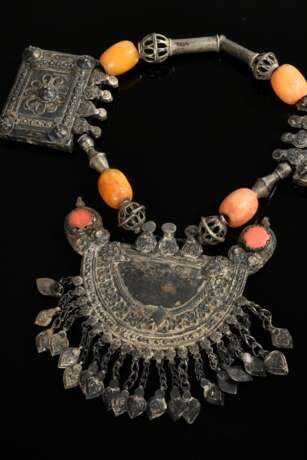 2 Diverse Teile afghanische Ketten: 1 mit 2 eckigen Amulettbehältern und halbrunder Platte sowie farbigen Perlen (L. 25cm) und 1 mit Münzen und verglastem Rauten Medaillon (L. 26cm), Altersspuren (AF61/62) - фото 2