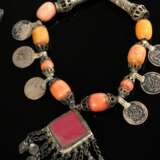 2 Diverse Teile afghanische Ketten: 1 mit 2 eckigen Amulettbehältern und halbrunder Platte sowie farbigen Perlen (L. 25cm) und 1 mit Münzen und verglastem Rauten Medaillon (L. 26cm), Altersspuren (AF61/62) - фото 3