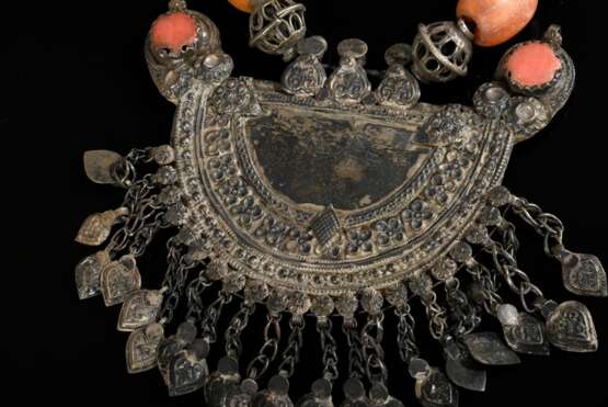 2 Diverse Teile afghanische Ketten: 1 mit 2 eckigen Amulettbehältern und halbrunder Platte sowie farbigen Perlen (L. 25cm) und 1 mit Münzen und verglastem Rauten Medaillon (L. 26cm), Altersspuren (AF61/62) - Foto 4