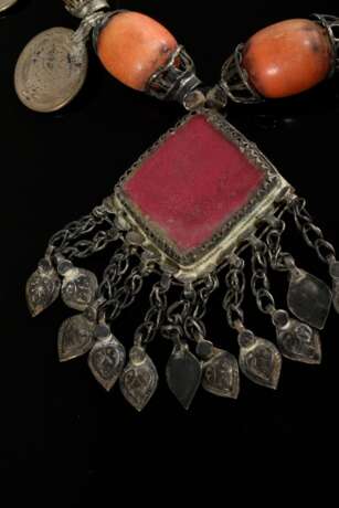 2 Diverse Teile afghanische Ketten: 1 mit 2 eckigen Amulettbehältern und halbrunder Platte sowie farbigen Perlen (L. 25cm) und 1 mit Münzen und verglastem Rauten Medaillon (L. 26cm), Altersspuren (AF61/62) - photo 6
