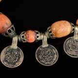 2 Diverse Teile afghanische Ketten: 1 mit 2 eckigen Amulettbehältern und halbrunder Platte sowie farbigen Perlen (L. 25cm) und 1 mit Münzen und verglastem Rauten Medaillon (L. 26cm), Altersspuren (AF61/62) - photo 7