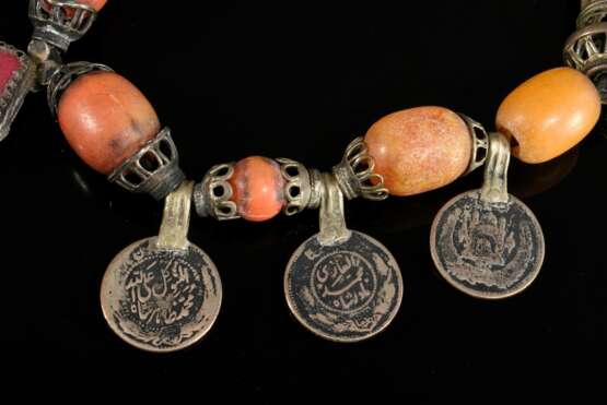 2 Diverse Teile afghanische Ketten: 1 mit 2 eckigen Amulettbehältern und halbrunder Platte sowie farbigen Perlen (L. 25cm) und 1 mit Münzen und verglastem Rauten Medaillon (L. 26cm), Altersspuren (AF61/62) - Foto 7