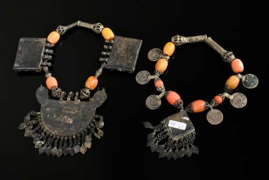 2 Diverse Teile afghanische Ketten: 1 mit 2 eckigen Amulettbehältern und halbrunder Platte sowie farbigen Perlen (L. 25cm) und 1 mit Münzen und verglastem Rauten Medaillon (L. 26cm), Altersspuren (AF61/62) - photo 8