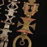 4 Diverse Teile Tuareg Zierschlüssel und Schalbeschwerer "Asuru" mit aufgesetzten Kugeln, zarter Ziselierung oder feiner Musterung, Silber- und Messinglegierungen, z.T. mit Kupferauflagen, L. 15,5-20,3cm, Alter… - Foto 4