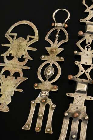 4 Diverse Teile Tuareg Zierschlüssel und Schalbeschwerer "Asuru" mit aufgesetzten Kugeln, zarter Ziselierung oder feiner Musterung, Silber- und Messinglegierungen, z.T. mit Kupferauflagen, L. 15,5-20,3cm, Alter… - фото 5