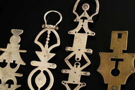 4 Diverse Teile Tuareg Zierschlüssel und Schalbeschwerer "Asuru" mit aufgesetzten Kugeln, zarter Ziselierung oder feiner Musterung, Silber- und Messinglegierungen, z.T. mit Kupferauflagen, L. 15,5-20,3cm, Alter… - Foto 6