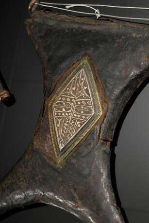 5 Diverse Tuareg Amulettanhänger und -behälter "Tcherot" oder "Shirawt" mit Plättchen belegt, feinen Ziselierungen oder aufgesetzten Kugeln, z.T. verso beschriftet, Silber/Metall/Leder, 6,5x4-10,5x9c… - photo 3