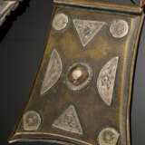 5 Diverse Tuareg Amulettanhänger und -behälter "Tcherot" oder "Shirawt" mit Plättchen belegt, feinen Ziselierungen oder aufgesetzten Kugeln, z.T. verso beschriftet, Silber/Metall/Leder, 6,5x4-10,5x9c… - photo 5