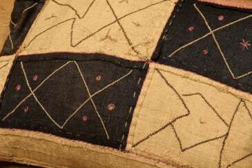 11 Diverse Teile Kuba Raffia Gewebe mit geometrischen Mustern in braun, beige, zinnoberrot und schwarz, DR Kongo, 20.Jh.: großer Teppich aus mehreren Bahnen und Stücken (210x382cm), langer Wandbehang mit dunkler Borte (5…