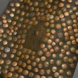 Marokkanische Leder Wasserträgertasche mit reichem Münzbeschlag und Messingornament auf der Vorderlasche, Leder und Metall Tragegurt, Marrakesch 1. Hälfte 20.Jh., 48x45cm (o. Gurt), Leder leicht brüchig - photo 2