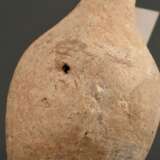 4 Diverse Teile: griechische Ton Phiole (H. 17,8cm), Bronze Pferdekopf Fragment (3,3x1,7x2,6cm), Phelide (L. 6,9cm) und Karyatide (H. 6,1cm) - photo 4