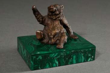 Briefbeschwerer &quot;Sitzender Braunbär&quot;, fein bearbeitete Bronze auf Blei Sockel mit Malachit Verkleidung, um 1880/1900, 8x10x7,5cm