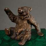 Briefbeschwerer "Sitzender Braunbär", fein bearbeitete Bronze auf Blei Sockel mit Malachit Verkleidung, um 1880/1900, 8x10x7,5cm - Foto 5