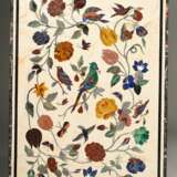 Rechteckige Tischplatte mit opulent dekorierter Pietra Dura Arbeit "Vögel in Blütenranken", verschiedene Halbedelsteine u.a.: Lapislazuli, Karneol, Jaspis, Italien 20.Jh., 3x101x76,5 - photo 1