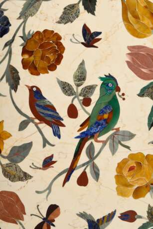 Rechteckige Tischplatte mit opulent dekorierter Pietra Dura Arbeit "Vögel in Blütenranken", verschiedene Halbedelsteine u.a.: Lapislazuli, Karneol, Jaspis, Italien 20.Jh., 3x101x76,5 - Foto 2
