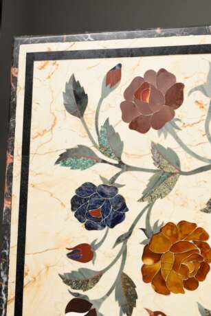 Rechteckige Tischplatte mit opulent dekorierter Pietra Dura Arbeit "Vögel in Blütenranken", verschiedene Halbedelsteine u.a.: Lapislazuli, Karneol, Jaspis, Italien 20.Jh., 3x101x76,5 - photo 5