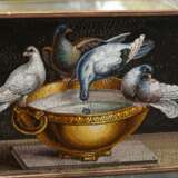 Kleine rechteckige Perlmutt Tabatiere mit Gold Montierung und feinem Mikromosaik im Deckel "Die Tauben des Plinius", Giacomo Raffaelli (1753-1836) zugeschrieben, Paris 1819-1838, auf der Fassung punziert, 1,4x6… - фото 4