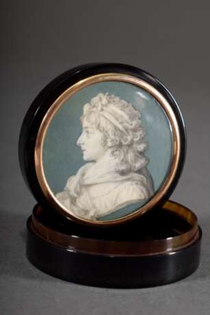 Runde Schildpatt Schnupftabakdose mit feinem Grisaille Portrait "Dame im Profil" in Goldrahmung, Frankreich um 1780, H. 2,2cm, Ø 6cm - фото 1