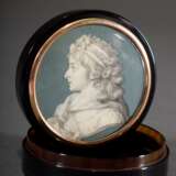 Runde Schildpatt Schnupftabakdose mit feinem Grisaille Portrait "Dame im Profil" in Goldrahmung, Frankreich um 1780, H. 2,2cm, Ø 6cm - photo 1