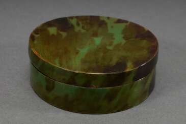 Runde grün gefärbte Schildpatt Schnupftabakdose in schlichter Façon, wohl England um 1800, H. 3cm, Ø 8,5cm, leichte Abnutzungsspuren, feiner Riss am Deckel