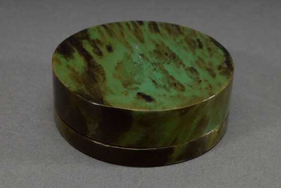 Runde grün gefärbte Schildpatt Schnupftabakdose in schlichter Façon, wohl England um 1800, H. 3cm, Ø 8,5cm, leichte Abnutzungsspuren, feiner Riss am Deckel - photo 2
