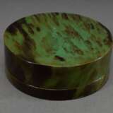 Runde grün gefärbte Schildpatt Schnupftabakdose in schlichter Façon, wohl England um 1800, H. 3cm, Ø 8,5cm, leichte Abnutzungsspuren, feiner Riss am Deckel - фото 2