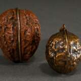 2 Diverse Dosen in Walnussform: Bronze Spiegeletui (H. 4,6cm) und Nähnecessaire in echter Nussschale (H. 5,6cm, Interieur unvollständig), Ende 19.Jh., Gebrauchsspuren - фото 2