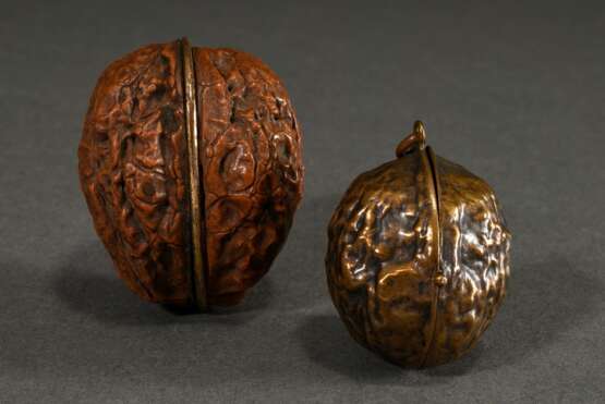 2 Diverse Dosen in Walnussform: Bronze Spiegeletui (H. 4,6cm) und Nähnecessaire in echter Nussschale (H. 5,6cm, Interieur unvollständig), Ende 19.Jh., Gebrauchsspuren - фото 2