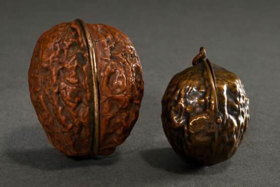 2 Diverse Dosen in Walnussform: Bronze Spiegeletui (H. 4,6cm) und Nähnecessaire in echter Nussschale (H. 5,6cm, Interieur unvollständig), Ende 19.Jh., Gebrauchsspuren - фото 3