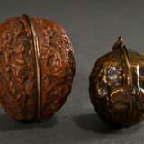 2 Diverse Dosen in Walnussform: Bronze Spiegeletui (H. 4,6cm) und Nähnecessaire in echter Nussschale (H. 5,6cm, Interieur unvollständig), Ende 19.Jh., Gebrauchsspuren - фото 3