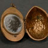 2 Diverse Dosen in Walnussform: Bronze Spiegeletui (H. 4,6cm) und Nähnecessaire in echter Nussschale (H. 5,6cm, Interieur unvollständig), Ende 19.Jh., Gebrauchsspuren - фото 4