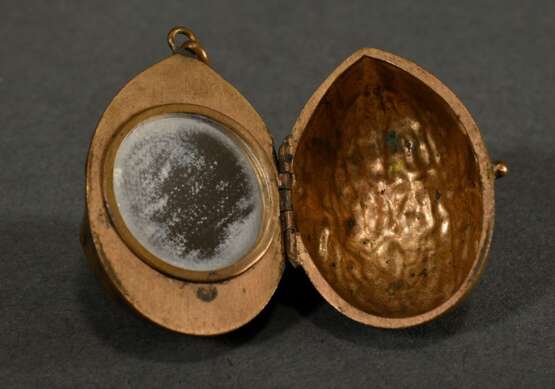 2 Diverse Dosen in Walnussform: Bronze Spiegeletui (H. 4,6cm) und Nähnecessaire in echter Nussschale (H. 5,6cm, Interieur unvollständig), Ende 19.Jh., Gebrauchsspuren - Foto 4
