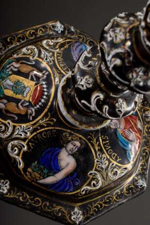 Paar Limoges Kupfer Leuchter auf oktogonalem Fuß mit vier polychromen Emaille Medaillons "Mythologische Portraits: Adonis, Lavore, Cephale" und Wappen Darstellung sowie Rankendekor in Weiß und Gold, zwei weiter… - photo 3